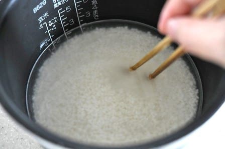 箸で塩を混ぜ溶かす