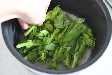 炊飯器に菜の花を入れる