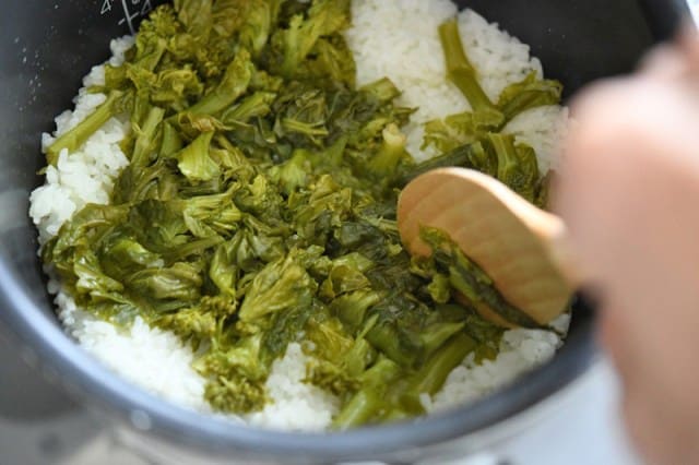 しゃもじで菜の花をほぐす