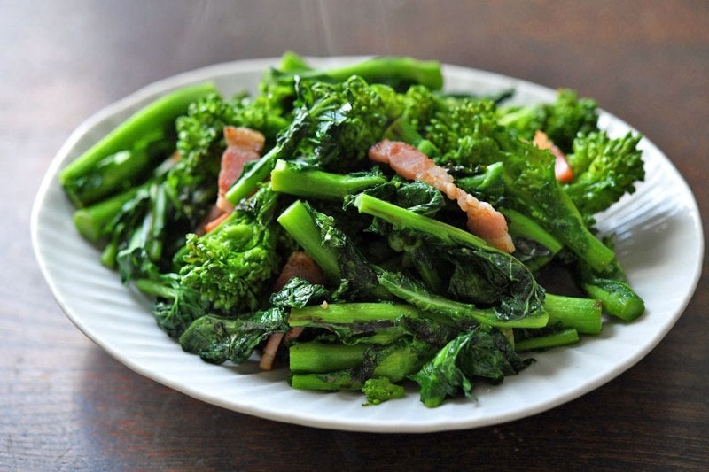 菜の花とベーコンの炒め物のレシピ写真