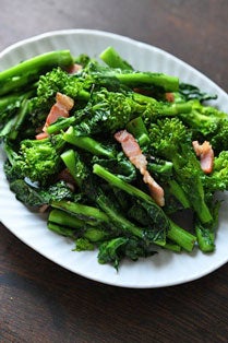 菜の花とベーコンの炒め物の写真