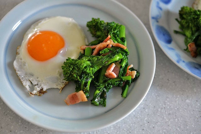 目玉焼きと菜の花の炒め物