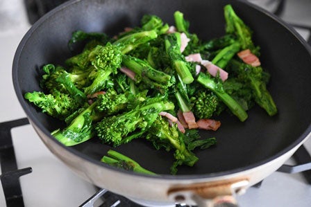 フライパンをふって炒める