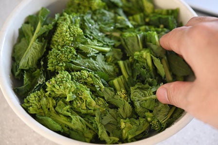 ボウルで菜の花を水に浸す