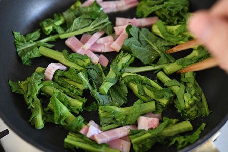 菜の花の茎とベーコンを炒める