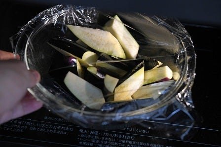 なすをレンジ加熱する