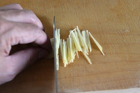 生姜をせん切りにする