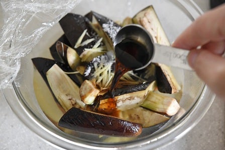 醤油など調味料を加える