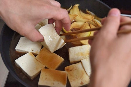 豆腐を敷き詰める