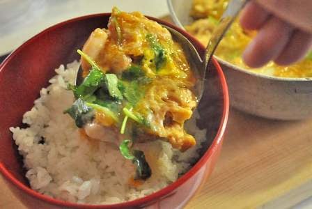 ごはんの上に卵をのせる