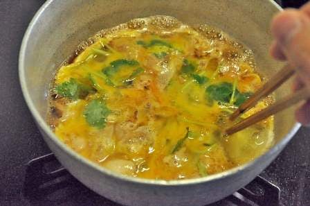 箸で卵白を中央によせる