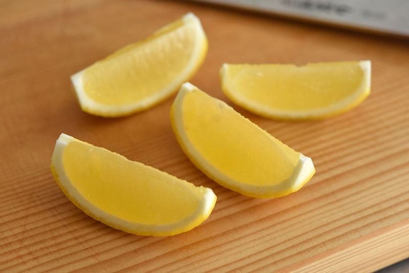 レモンのくし切りの切り方の写真