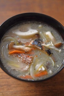 さば缶の具だくさんみそ汁の写真