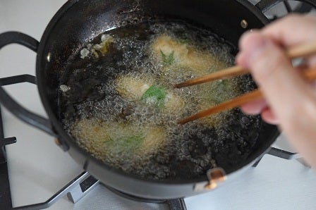 大葉を巻いたささみ天ぷらを揚げる