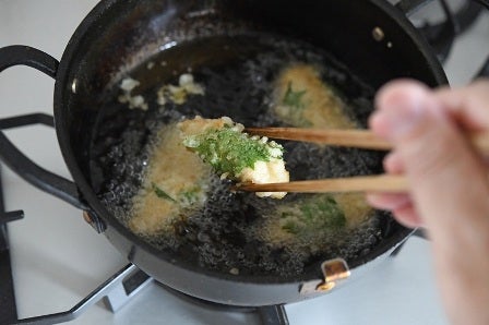 揚がったささみを取り出す