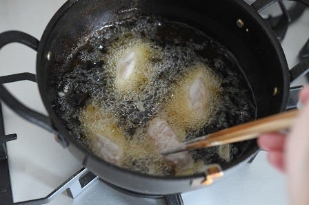 ささみを油に落とす