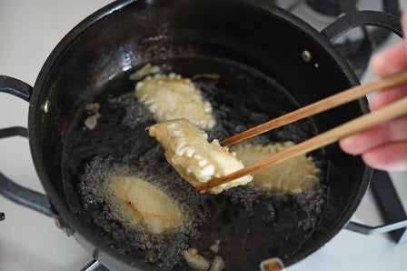 揚がったささみを取り出す