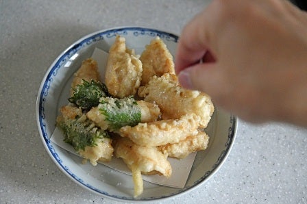 ささみに塩をふる