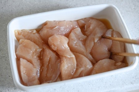 調味料をささみになじませる