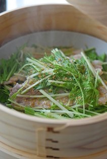 水菜と豚肉の蒸し物の写真