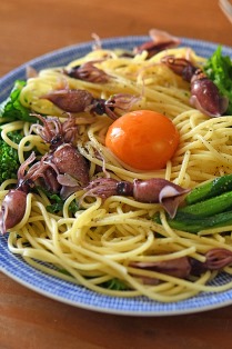 ほたるいかと菜の花の卵黄パスタの写真