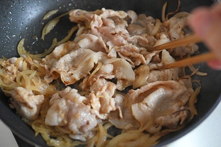 豚肉の色が変わるまで炒める