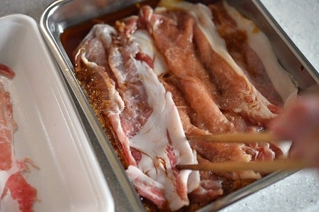 豚肉を漬け込む