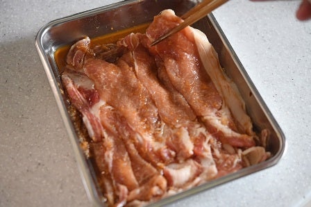 豚肉の上下を返す