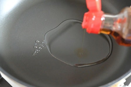フライパンにごま油を入れる