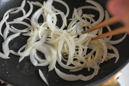 玉ねぎを先に炒める