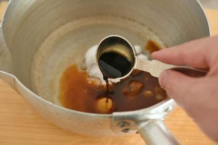 鍋に調味料を合わせる