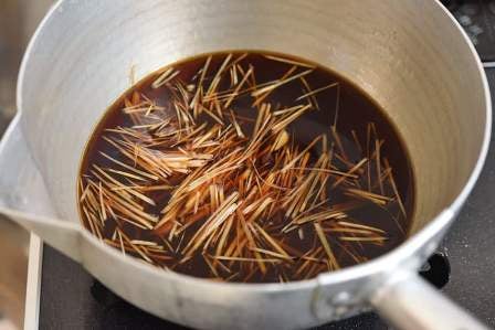 切った生姜を入れる