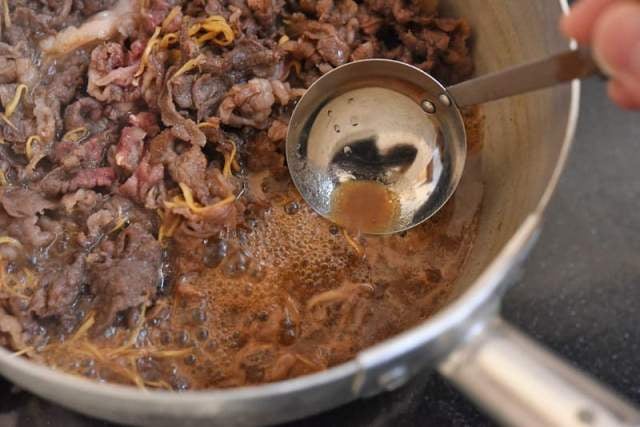 アクをすくい取る