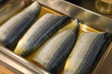 さばを酢しめにする