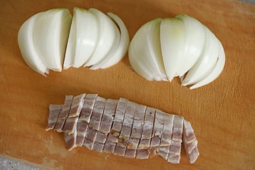新玉ねぎとベーコンの切り方