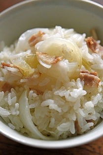 新玉ねぎの炊き込みご飯の写真