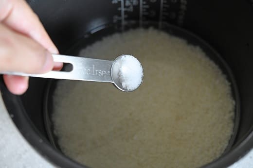 米に塩を加える