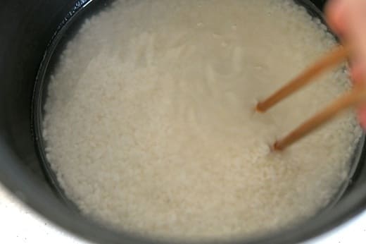 塩を溶かし混ぜる