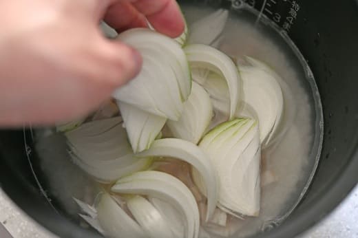 具材を内釜に入れる