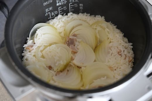 炊き立ての蓋を開けた状態