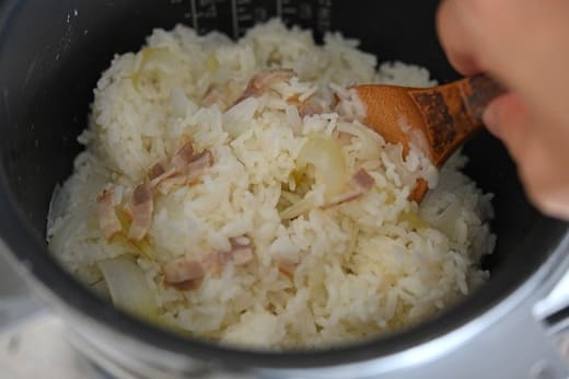 しゃもじで底からさっくりと混ぜる