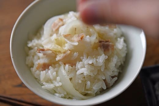 ごはんに塩をふる