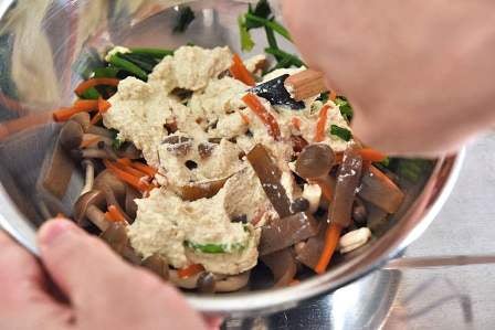 具材と和え衣を混ぜる