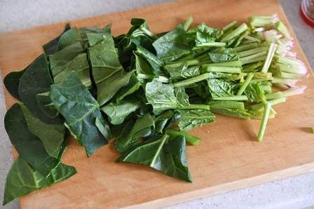 ほうれん草を切る