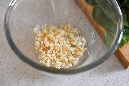 みじん切りにした油揚げ