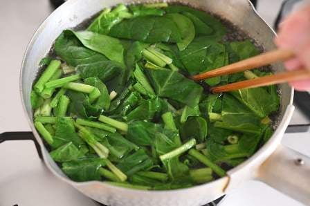 ほうれん草を茹でる