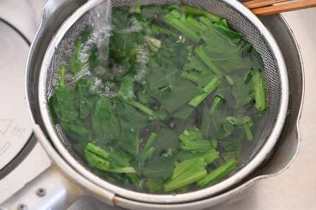 ほうれん草を水にさらす