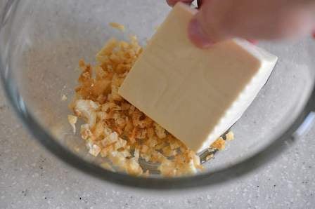 豆腐をボウルに加える