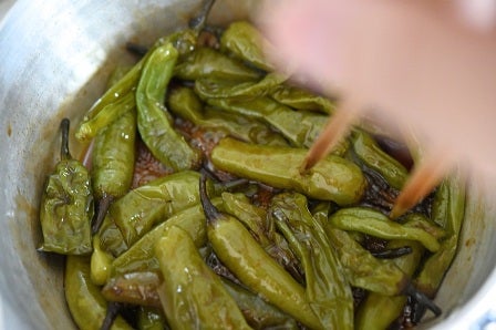 箸でししとうを刺す
