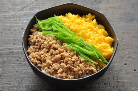 三色そぼろ丼